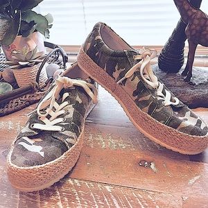 9.5 Very G Camo espadrille shoes very comfortable some wear on soles great cond